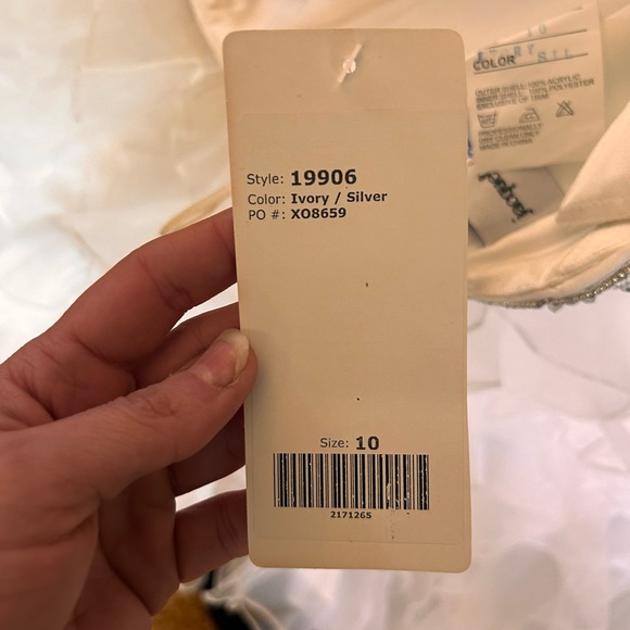 BNWT never worn wedding dress - Picture 13 of 13